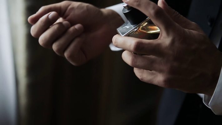 cách xịt nước hoa giữ mùi lâu