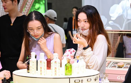 Thử quá nhiều mùi nước hoa ở cửa hàng