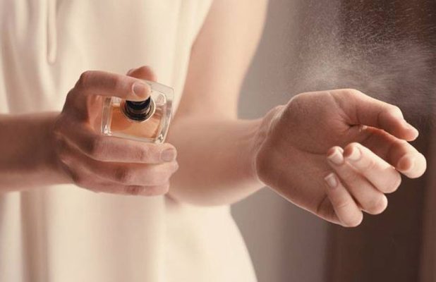 Xịt nước hoa lên các điểm mạch