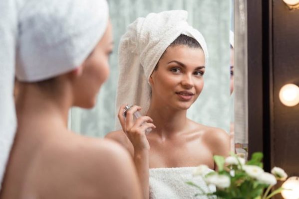 Xịt nước hoa ngay sau khi tắm